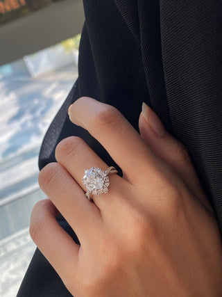 Bague de fiançailles avec halo de diamants en moissanite à taille ovale de 1,50 à 2,50 ct et pavé en croix