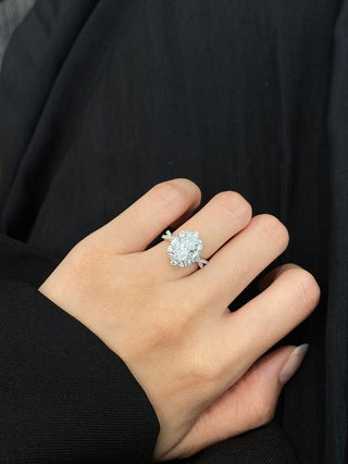 Anillo de compromiso con pavé de diamantes y halo de moissanita de corte ovalado de 1,50 ct a 2,50 ct