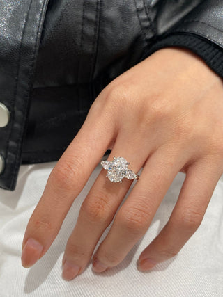 Bague de fiançailles à trois diamants en moissanite taille ovale de 3,0 à 4,0 ct