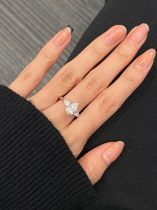 Bague de fiançailles à trois pierres avec diamants en moissanite taille poire de 1,50 ct à 2,50 ct