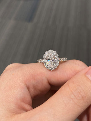 Bague de fiançailles avec halo de diamants en moissanite à taille ovale de 1,0 à 2,0 ct