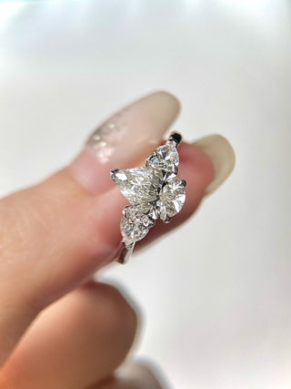 Anillo de compromiso de tres piedras con diamantes de moissanita de talla pera de 1,0 CT a 2,0 CT