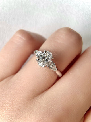 Anillo de compromiso con tres piedras de diamante y moissanita de corte ovalado de 1,0 CT a 2,0 CT