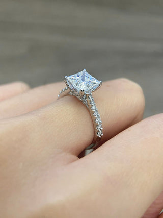 Anillo de compromiso con puente pavé de diamantes y moissanita de talla princesa de 2,0 CT a 3,0 CT