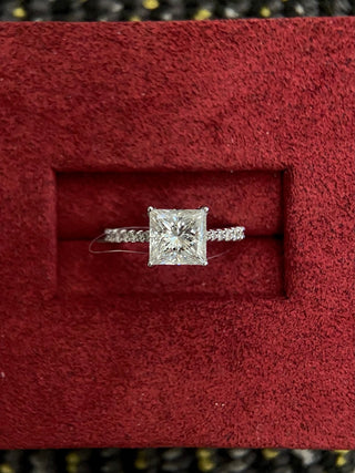 Anillo de compromiso con puente pavé de diamantes y moissanita de talla princesa de 2,0 CT a 3,0 CT