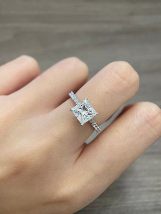 Anillo de compromiso con puente pavé de diamantes y moissanita de talla princesa de 2,0 CT a 3,0 CT