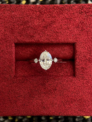 Bague de fiançailles à trois diamants en moissanite taille ovale de 1,50 à 2,50 ct