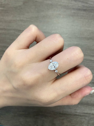 Bague de fiançailles à trois diamants en moissanite taille ovale de 1,50 à 2,50 ct