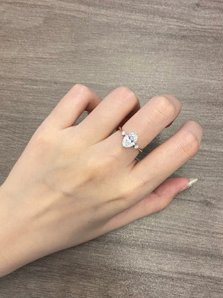 Bague de fiançailles à trois diamants en moissanite taille ovale de 1,50 à 2,50 ct