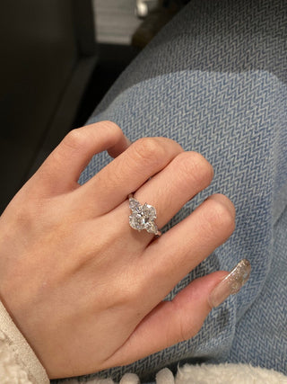 Bague de fiançailles à trois diamants en moissanite taille ovale de 3,0 à 4,0 ct