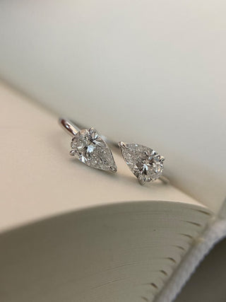 Anillo de compromiso de dos piedras con diamantes de moissanita de talla pera de 1,0 CT a 2,0 CT