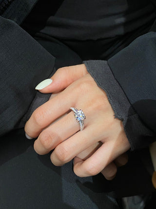 Bague de fiançailles en diamants à pavé sur deux côtés et moissanite à taille ronde de 1,0 à 2,0 ct