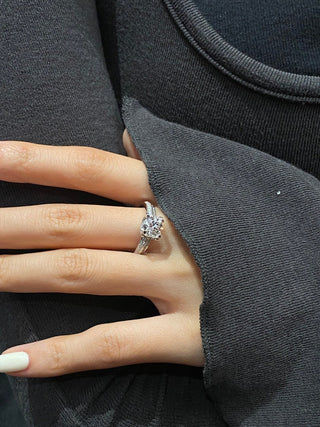 Bague de fiançailles en diamants à pavé sur deux côtés et moissanite à taille ronde de 1,0 à 2,0 ct