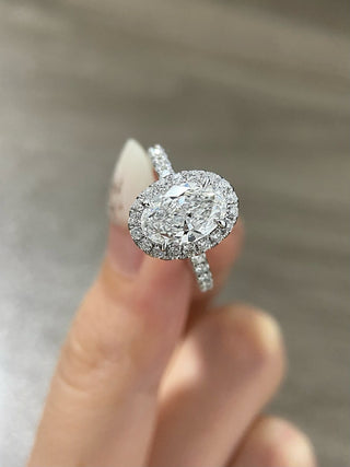 Bague de fiançailles avec halo de diamants en moissanite taille ovale de 1,50 ct à 2,50 ct