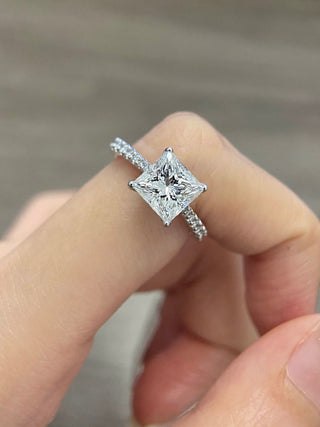 Anillo de compromiso con puente pavé de diamantes y moissanita de talla princesa de 2,0 CT a 3,0 CT