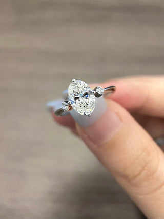 Anillo de compromiso con tres piedras de diamante y moissanita de corte ovalado de 1,50 ct a 2,50 ct