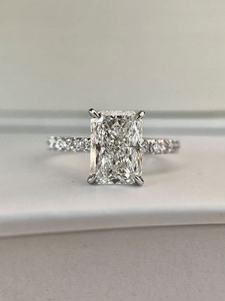 Anillo de compromiso con pavé de diamantes y moissanita de talla radiante de 2,0 CT a 3,0 CT