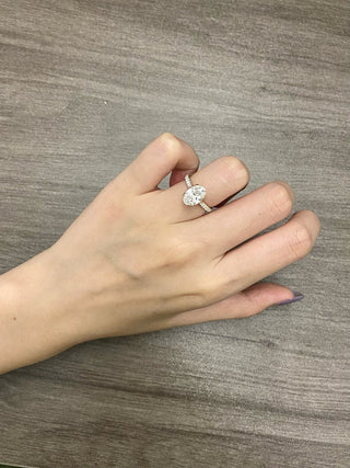 Anillo de compromiso con pavé de diamantes y moissanita de talla ovalada de 1,50 ct a 2,50 ct