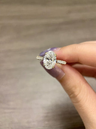 Anillo de compromiso con pavé de diamantes y moissanita de talla ovalada de 1,50 ct a 2,50 ct