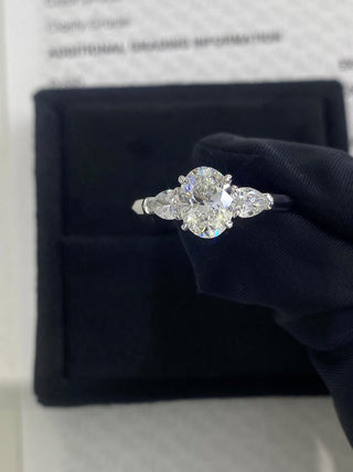 Anillo de compromiso con tres piedras de diamante moissanita de corte ovalado de 1,0 CT a 2,0 CT