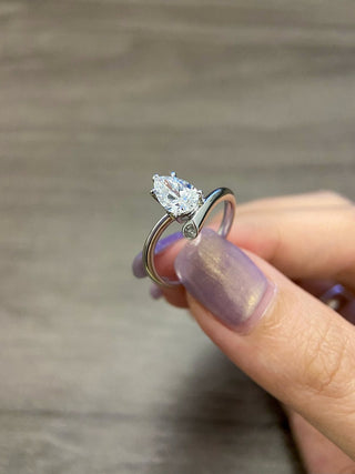 Anillo de compromiso exclusivo con diamante de moissanita de talla pera de 1,0 CT a 2,0 CT