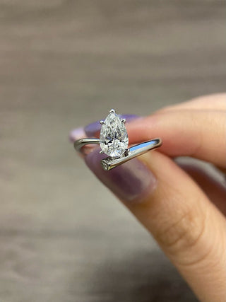 Anillo de compromiso exclusivo con diamante de moissanita de talla pera de 1,0 CT a 2,0 CT