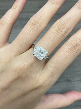 Bague de fiançailles à trois diamants en moissanite taille radiant carré de 3,0 à 4,0 ct