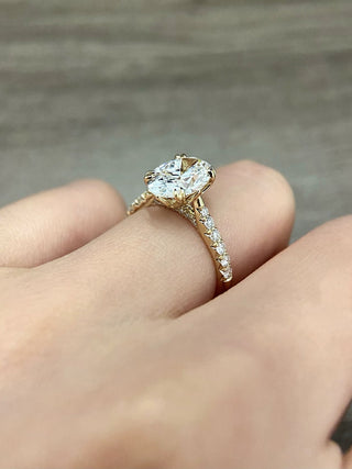 Anillo de compromiso con pavé de diamantes y moissanita de talla ovalada de 1,50 ct a 2,50 ct