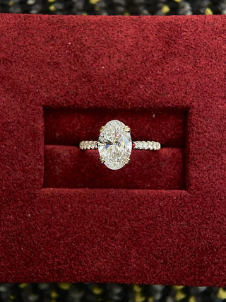 Anillo de compromiso con pavé de diamantes y moissanita de talla ovalada de 1,50 ct a 2,50 ct