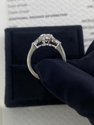 Anillo de compromiso con tres piedras de diamante moissanita de corte ovalado de 1,0 CT a 2,0 CT