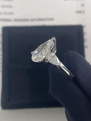 Anillo de compromiso de tres piedras con diamantes de moissanita de talla pera de 2,0 CT a 3,0 CT