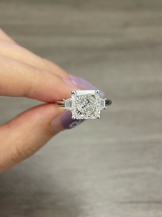 Bague de fiançailles à trois diamants en moissanite taille radiant carré de 3,0 à 4,0 ct