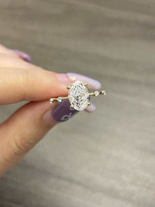 Anillo de compromiso con pavé de diamantes de moissanita de corte ovalado de 2,0 CT a 3,0 CT