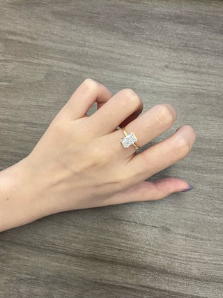 Anillo de compromiso con diamantes de moissanita de talla radiante y bisel medio de 1,50 ct a 2,50 ct