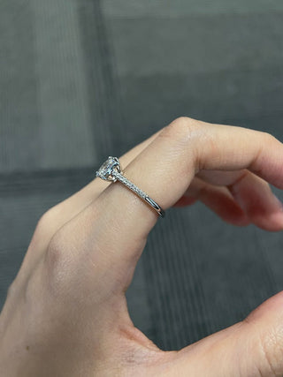 Anillo de compromiso con pavé de diamantes y moissanita de corte radiante de 1,0 CT a 2,0 CT