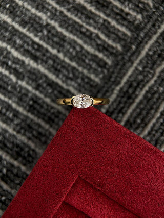 Anillo de compromiso Este-Oeste con diamantes de moissanita de talla ovalada y bisel medio de 0,50 ct a 1,50 ct