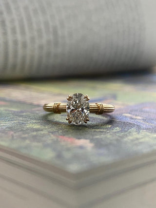 Bague de fiançailles en diamant à bande épaisse et moissanite à taille ovale de 1,0 à 2,0 ct