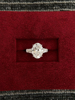 Bague de fiançailles à trois diamants en moissanite taille ovale de 2,50 à 3,50 ct