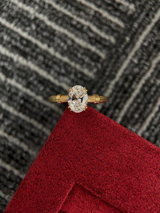 Bague de fiançailles en diamant à bande épaisse et moissanite à taille ovale de 1,0 à 2,0 ct