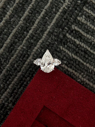 Bague de fiançailles à trois diamants en moissanite taille poire 2,50 CT-3,50 CT