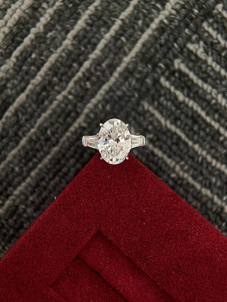 Bague de fiançailles à trois diamants en moissanite taille ovale de 2,50 à 3,50 ct