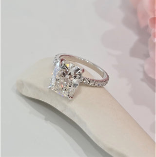 Anillo de compromiso con diamantes cultivados en laboratorio G/VS2 de 2,0 CT a 4,0 CT con engaste pavé de cojín