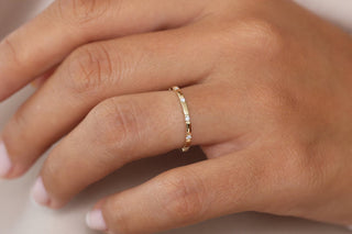 Anillo de eternidad fino apilable con diamantes de talla redonda para ella 