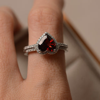 Conjunto de anillo de diamantes con halo en forma de corazón rojo para ella