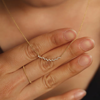 Collier à grappes incurvées en diamants à taille ronde pour femme