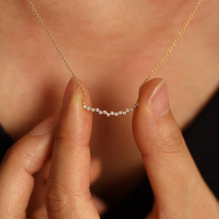 Collier à grappes incurvées en diamants à taille ronde pour femme