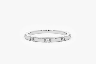 Alliance fine empilable avec diamants taille ronde pour elle 