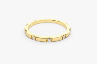 Alliance fine empilable avec diamants taille ronde pour elle 