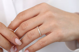 Bague avec diamants taille ronde sertis en canal pour elle 