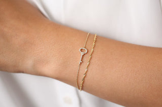 Pulsera con dije de llave de diamante de talla redonda en oro macizo de 14 k